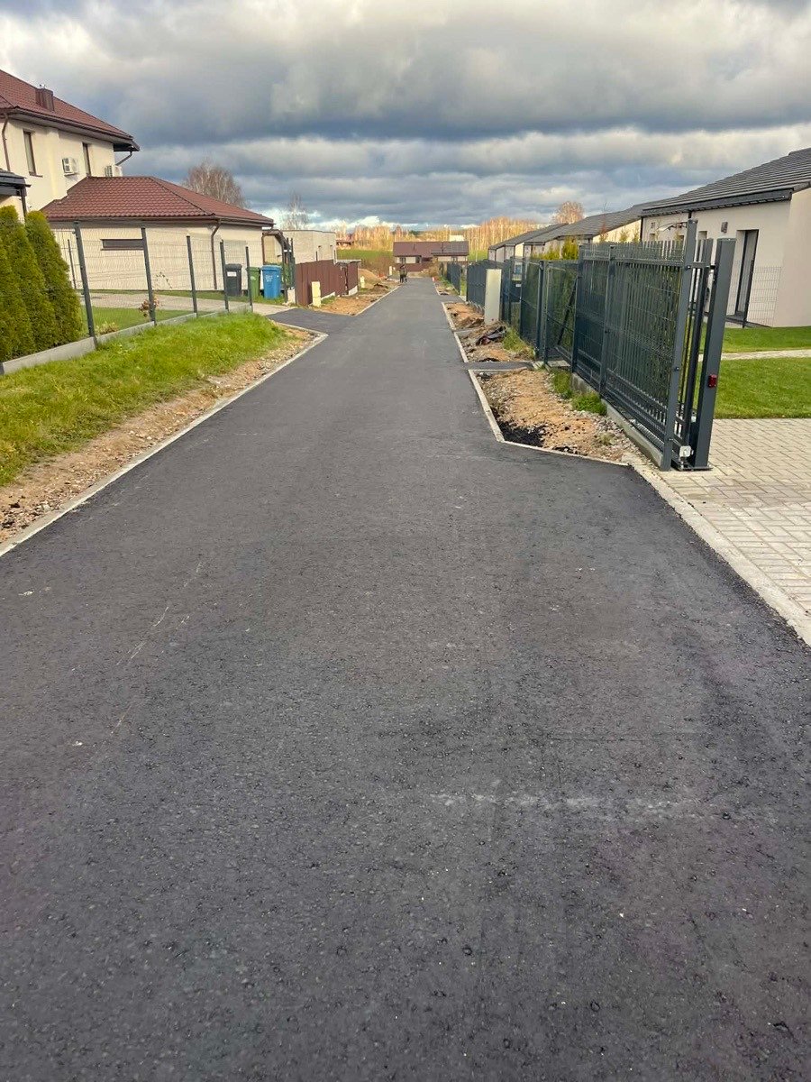 Užbaigtas asfaltuotas kelias tarp privačių namų