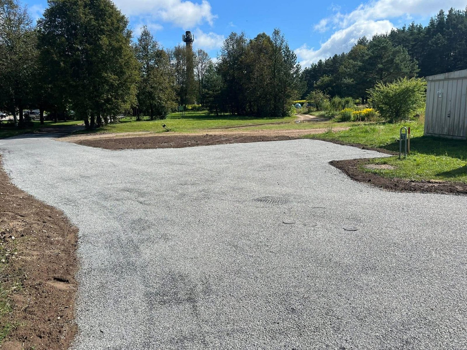 Frezuoto asfalto aikštelė su šuliniais žalioje aplinkoje