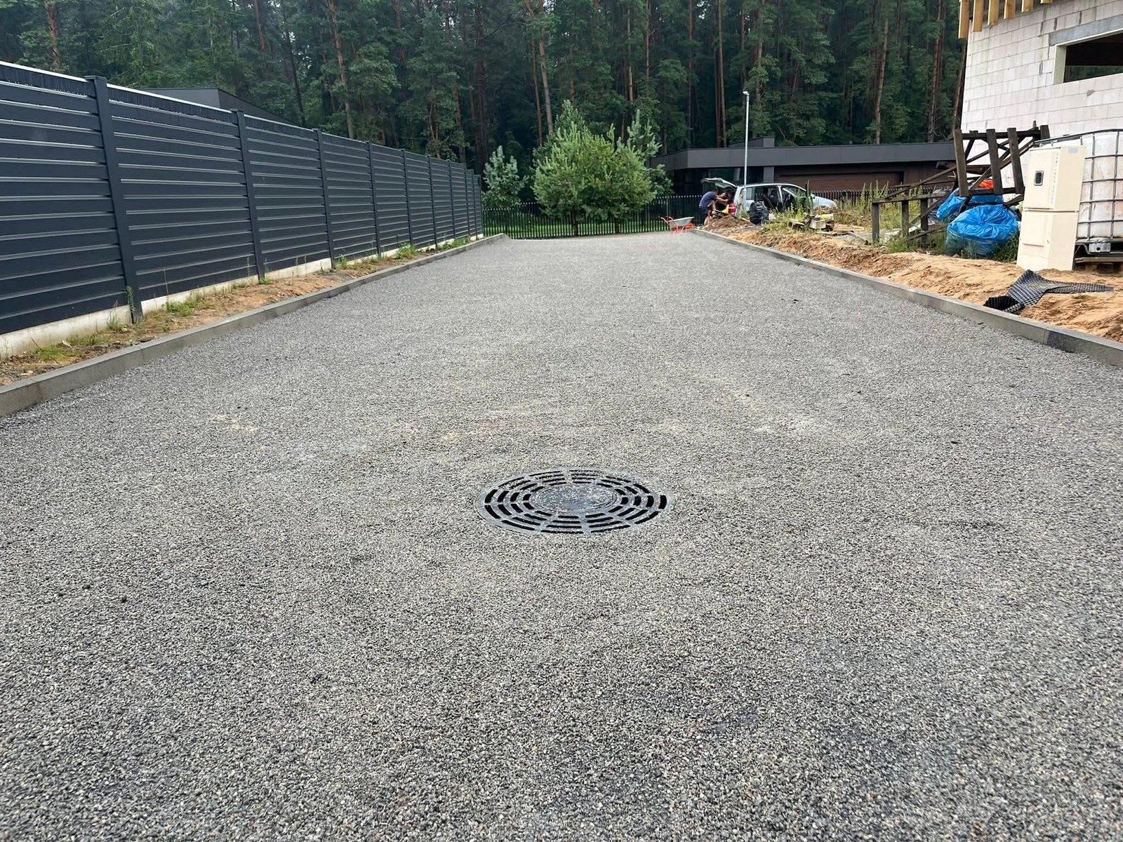 Frezuoto asfalto privažiavimas prie tvoros su drenažu