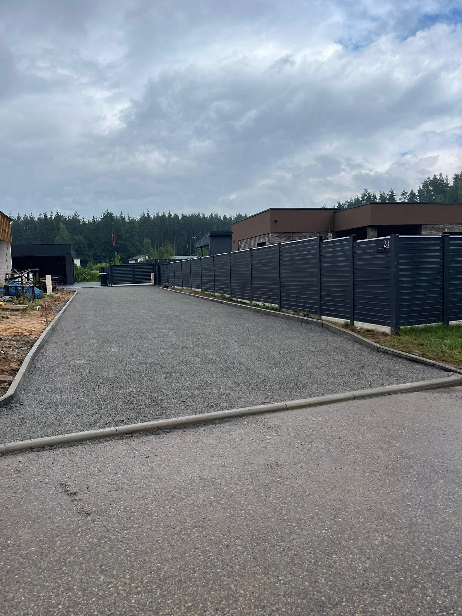 Frezuoto asfalto privažiavimas su bordiūrais prie metalinės tvoros