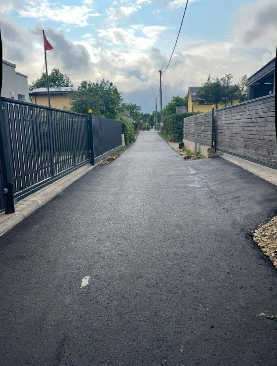 Užbaigtas asfalto kelias gyvenamojoje gatvėje